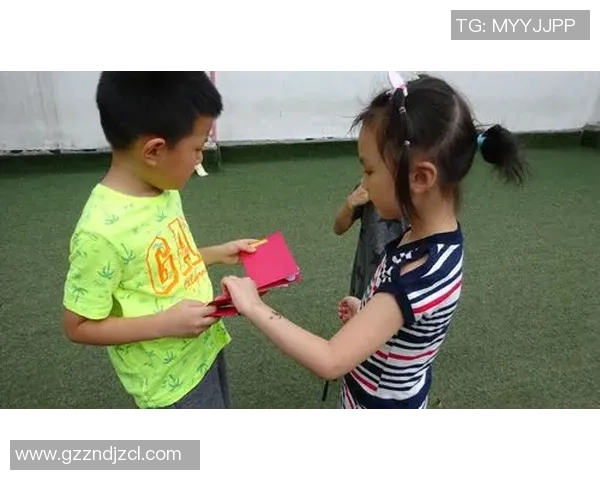 姚明亲手送出贺卡传递祝福温暖心灵感动无数球迷与朋友