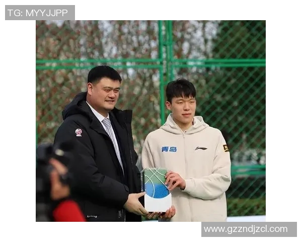 迷你小姚明的篮球梦想与成长历程：从小巨人到未来之星的奋斗故事
