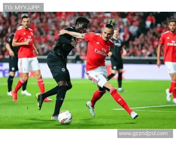 欧冠精彩对决：多特蒙德与本菲卡激战成平局点球大战引发全场热烈反响